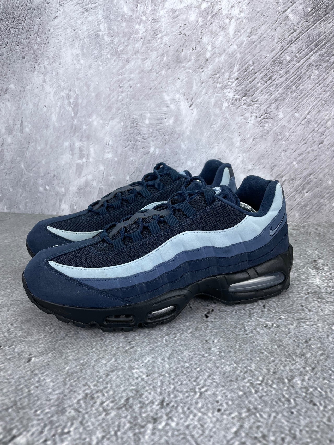 Nike Air Max 95 Obsidian - buty sportowe, widok z boku na tle studyjnym