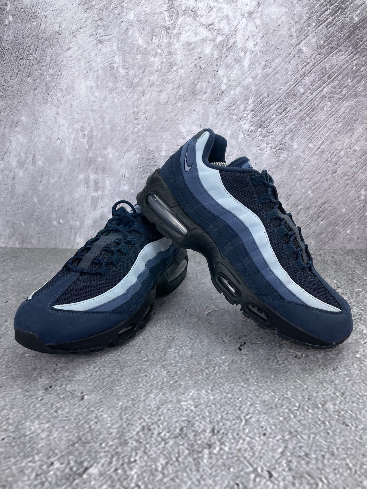 Nike Air Max 95 Obsidian - buty sportowe, para butów, widok z boku na tle studyjnym
