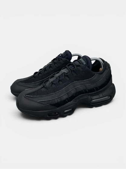 Nike Air Max 95 Essential Triple Black - buty sportowe, widok z boku