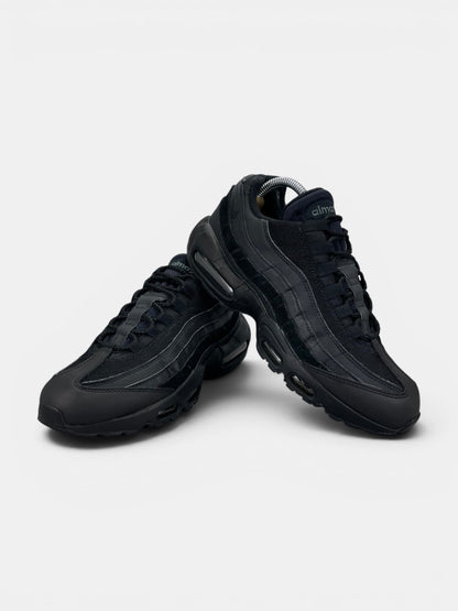 Nike Air Max 95 Essential Triple Black - buty sportowe, boczny profil