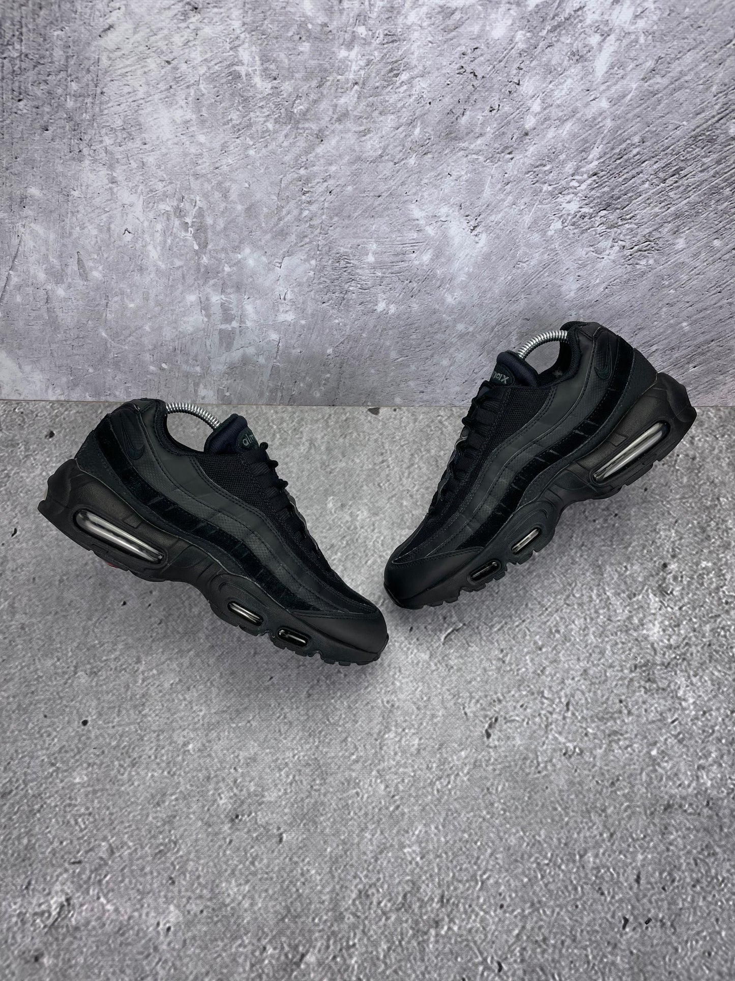 Nike Air Max 95 Essential Triple Black - buty sportowe, widok z góry na zewnętrzną stronę butów