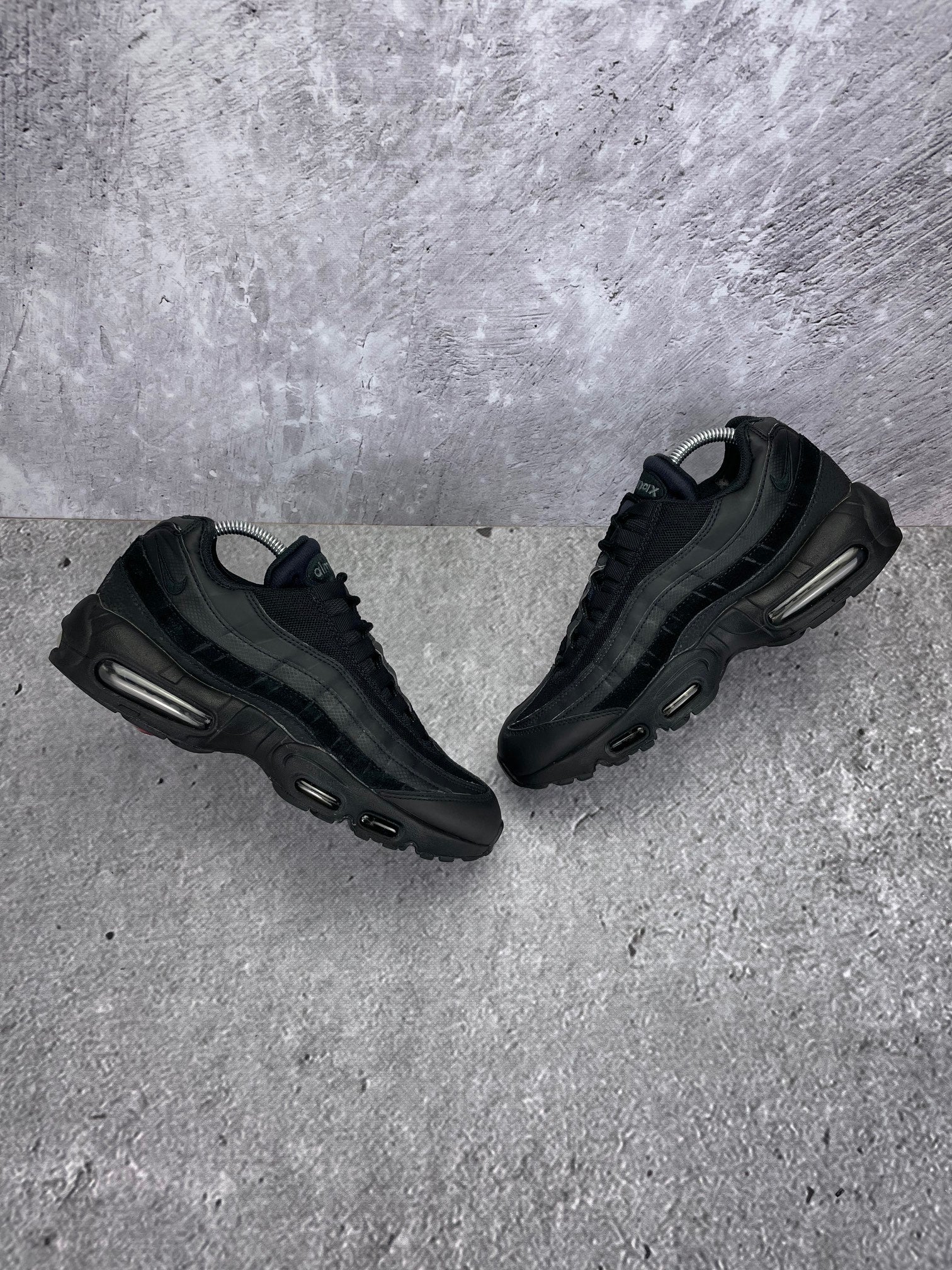 Nike Air Max 95 Essential Triple Black - buty sportowe, widok z góry na zewnętrzną stronę butów