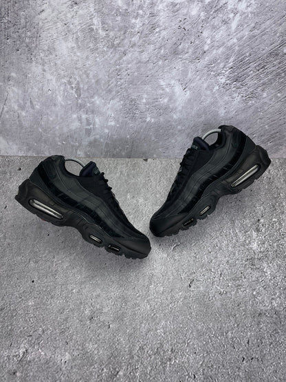 Nike Air Max 95 Essential Triple Black - buty sportowe, widok z góry na zewnętrzną stronę butów