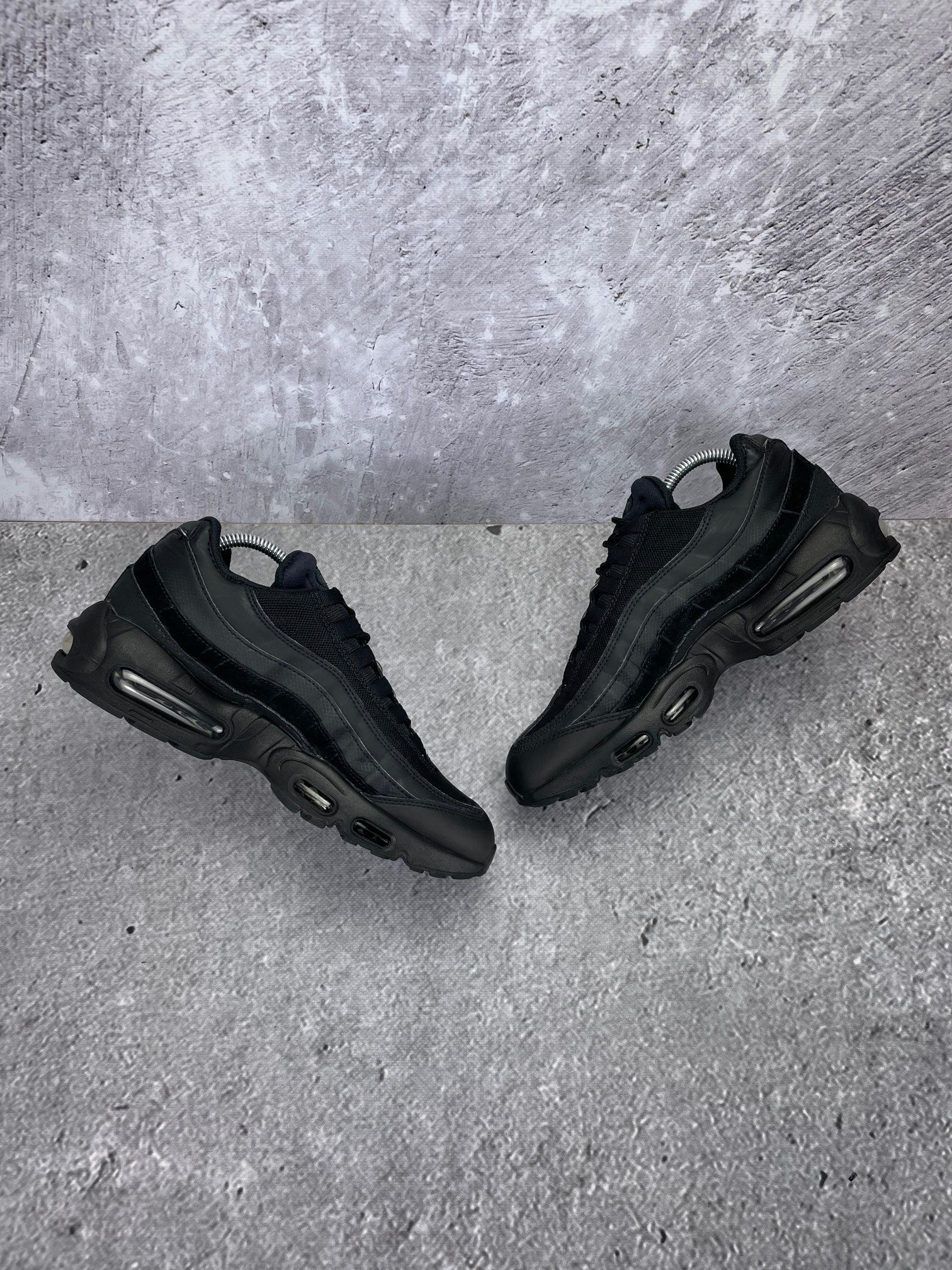 Nike Air Max 95 Essential Triple Black - buty sportowe, zewnętrzny panel prawego buta