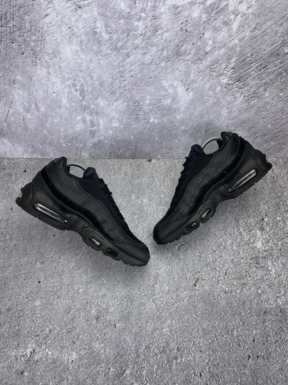 Nike Air Max 95 Essential Triple Black - buty sportowe, zewnętrzny panel prawego buta