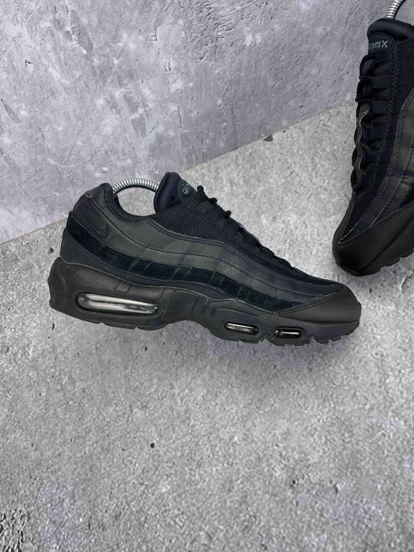 Nike Air Max 95 Essential Triple Black - buty sportowe, zewnętrzny panel lewego buta