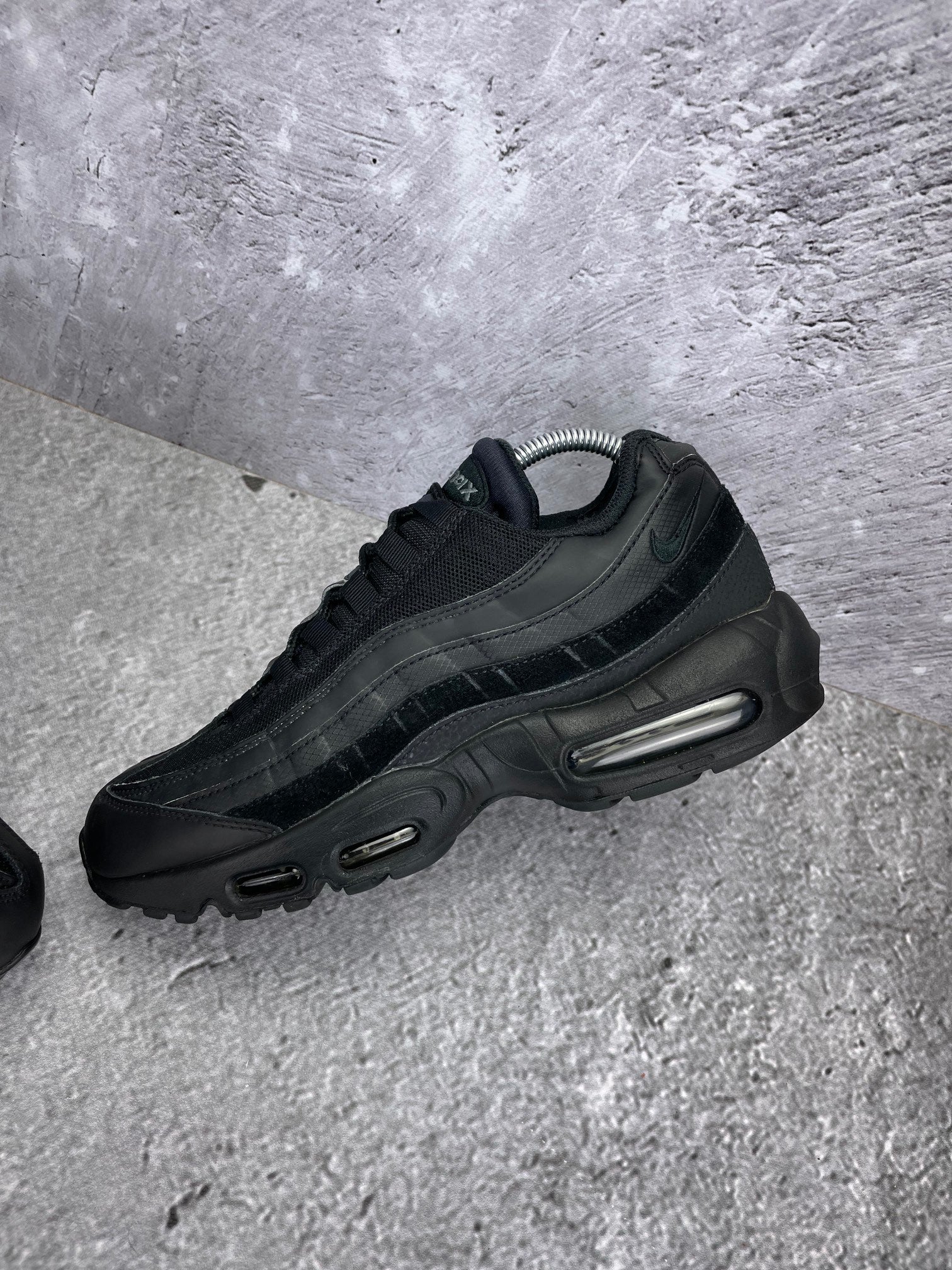 Nike Air Max 95 Essential Triple Black - buty sportowe, widok z góry na wewnętrzną stronę butów