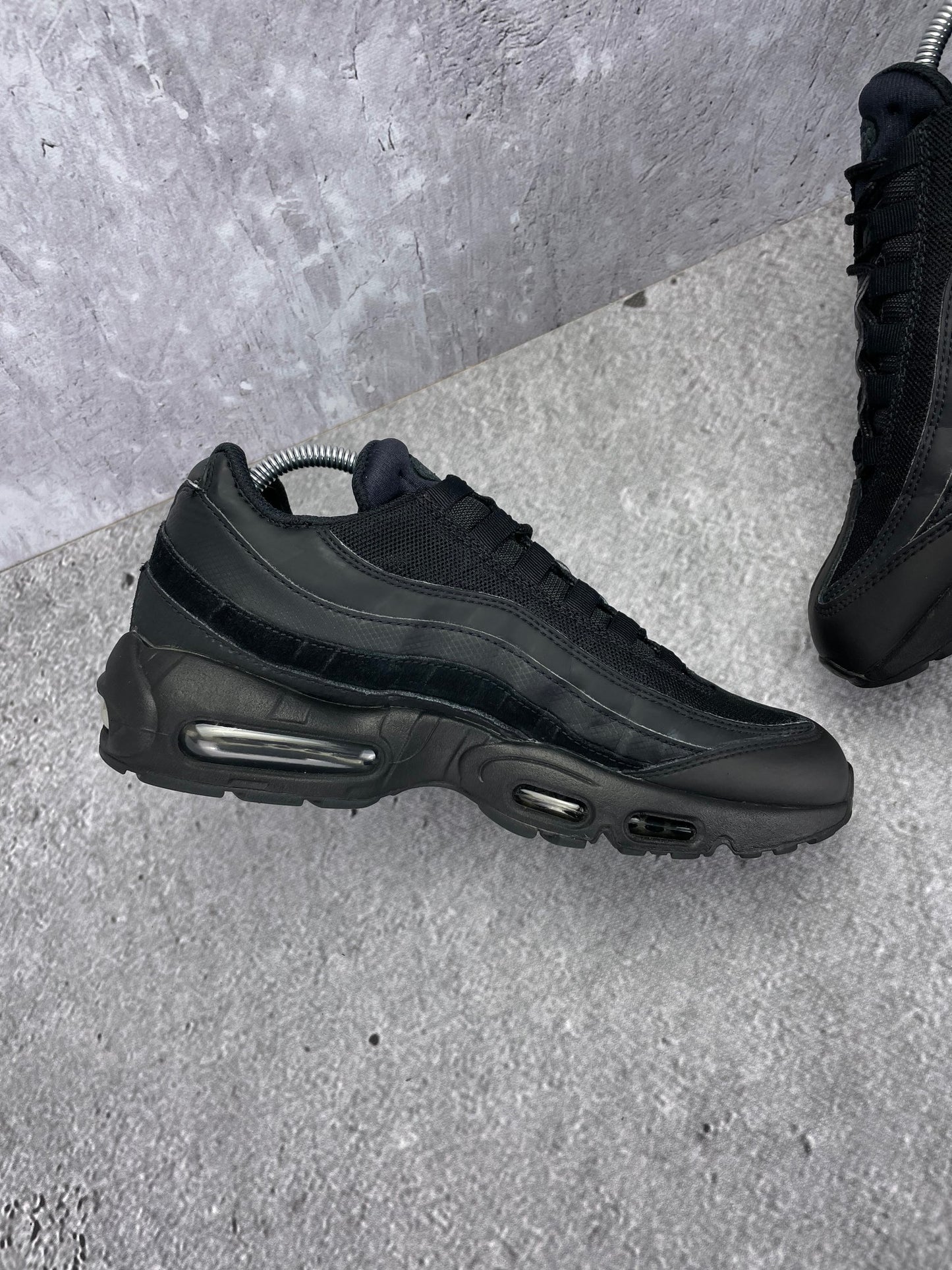 Nike Air Max 95 Essential Triple Black - buty sportowe, wewnętrzny panel lewego buta
