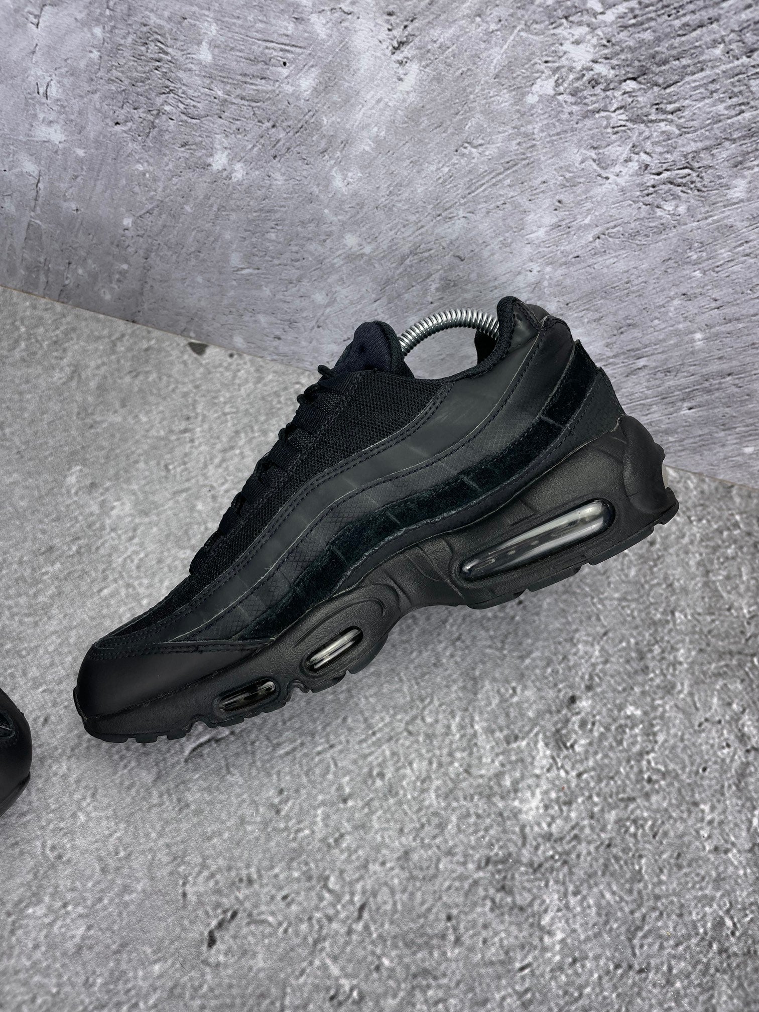 Nike Air Max 95 Essential Triple Black - buty sportowe, wewnętrzny panel prawego buta