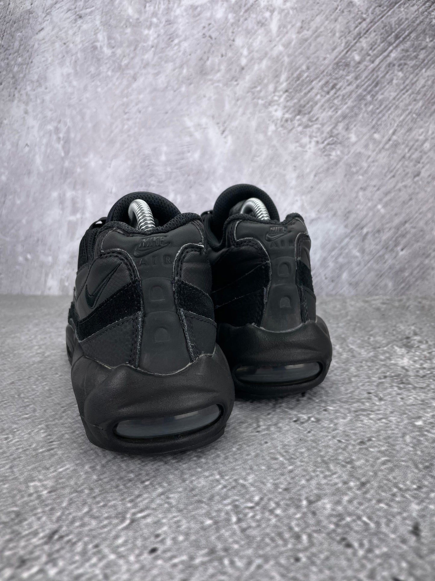 Nike Air Max 95 Essential Triple Black - buty sportowe, widok z tyłu