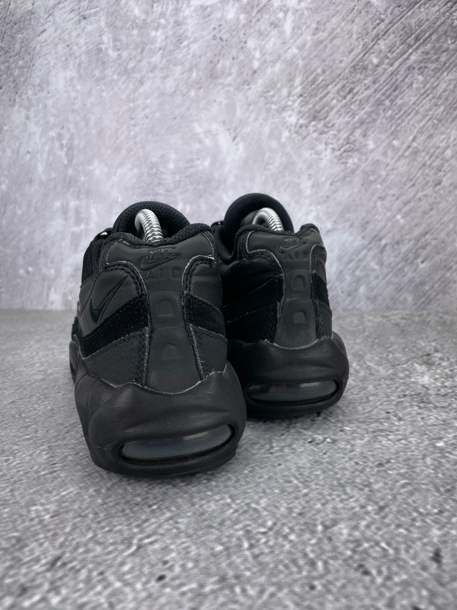 Nike Air Max 95 Essential Triple Black - buty sportowe, widok z tyłu