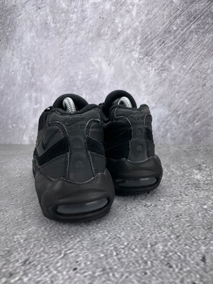 Nike Air Max 95 Essential Triple Black - buty sportowe, widok z tyłu