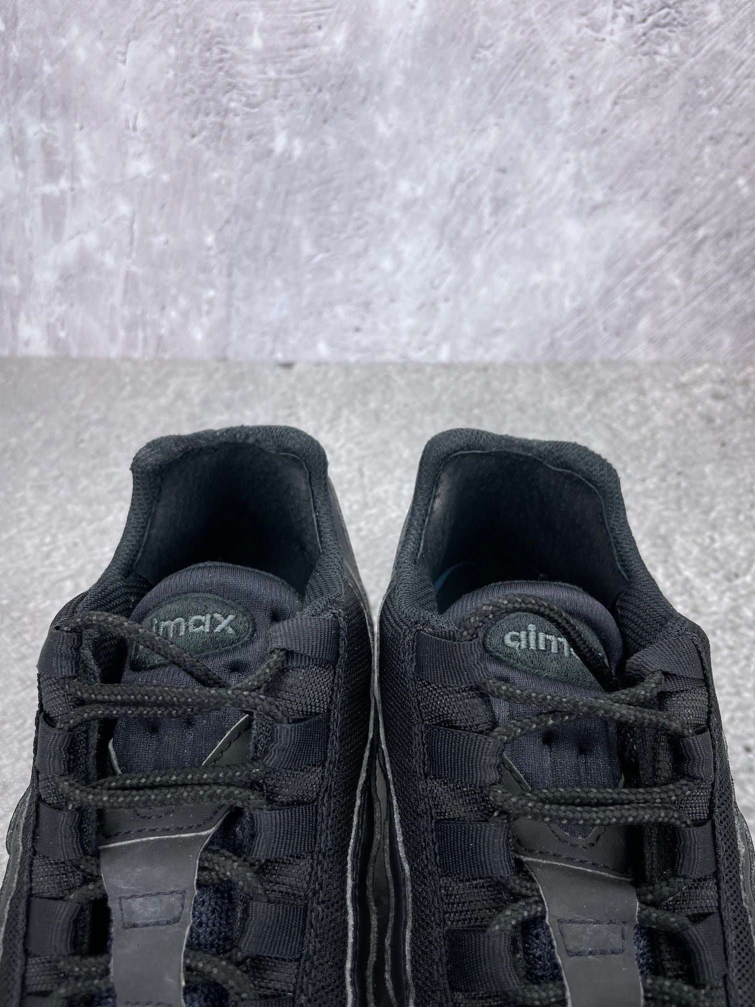 Nike Air Max 95 Essential Triple Black - buty sportowe, zapiętki butów