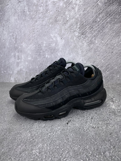 Nike Air Max 95 Essential Triple Black - buty sportowe, widok z boku na tle studyjnym