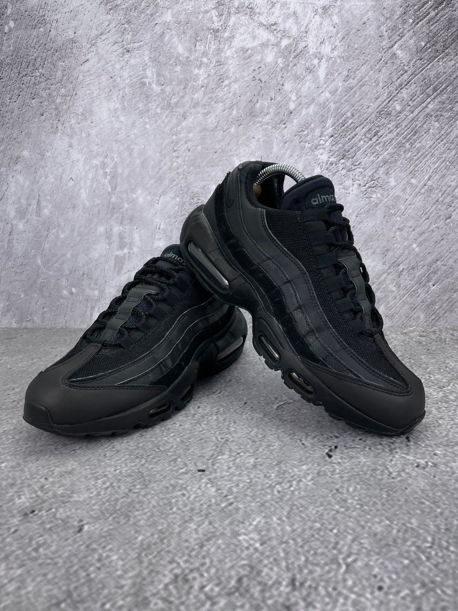 Nike Air Max 95 Essential Triple Black - buty sportowe, para butów, widok z boku na tle studyjnym