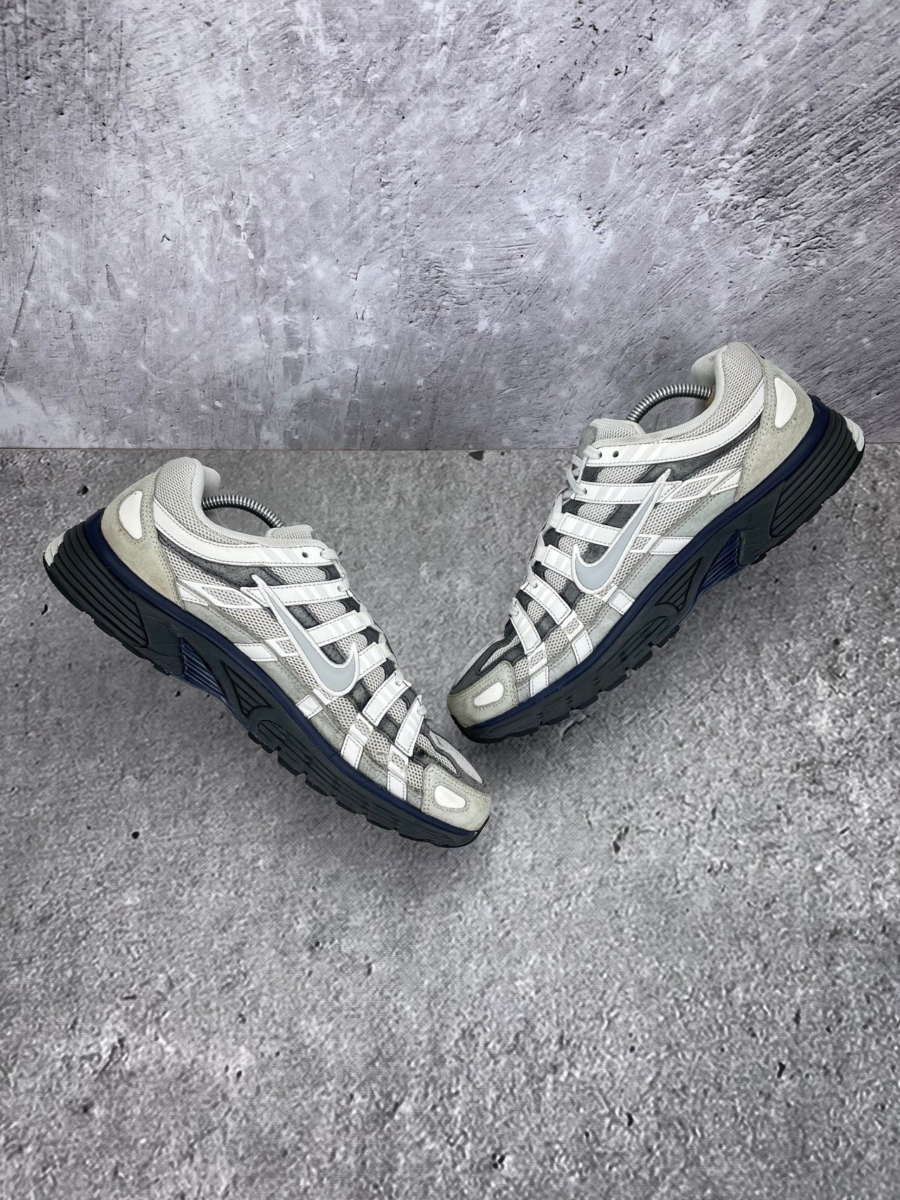 Nike P-6000 Photon Dust Anthracite - buty sportowe, zewnętrzny panel prawego buta