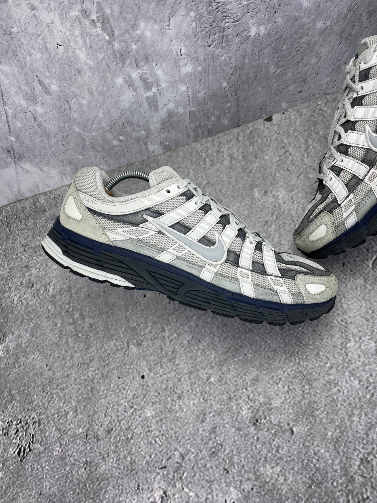 Nike P-6000 Photon Dust Anthracite - buty sportowe, zewnętrzny panel lewego buta