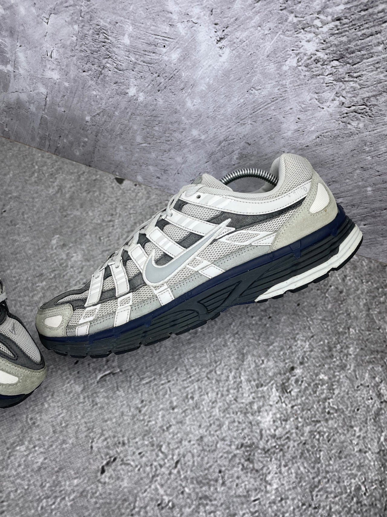 Nike P-6000 Photon Dust Anthracite - buty sportowe, widok z góry na wewnętrzną stronę butów