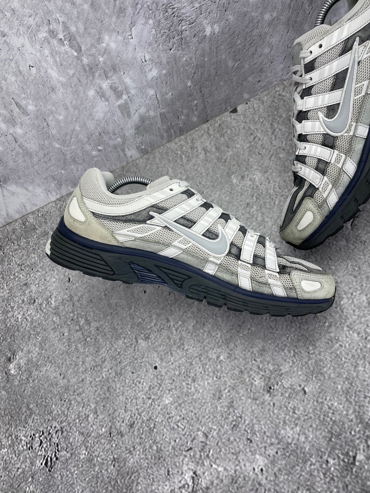 Nike P-6000 Photon Dust Anthracite - buty sportowe, wewnętrzny panel lewego buta