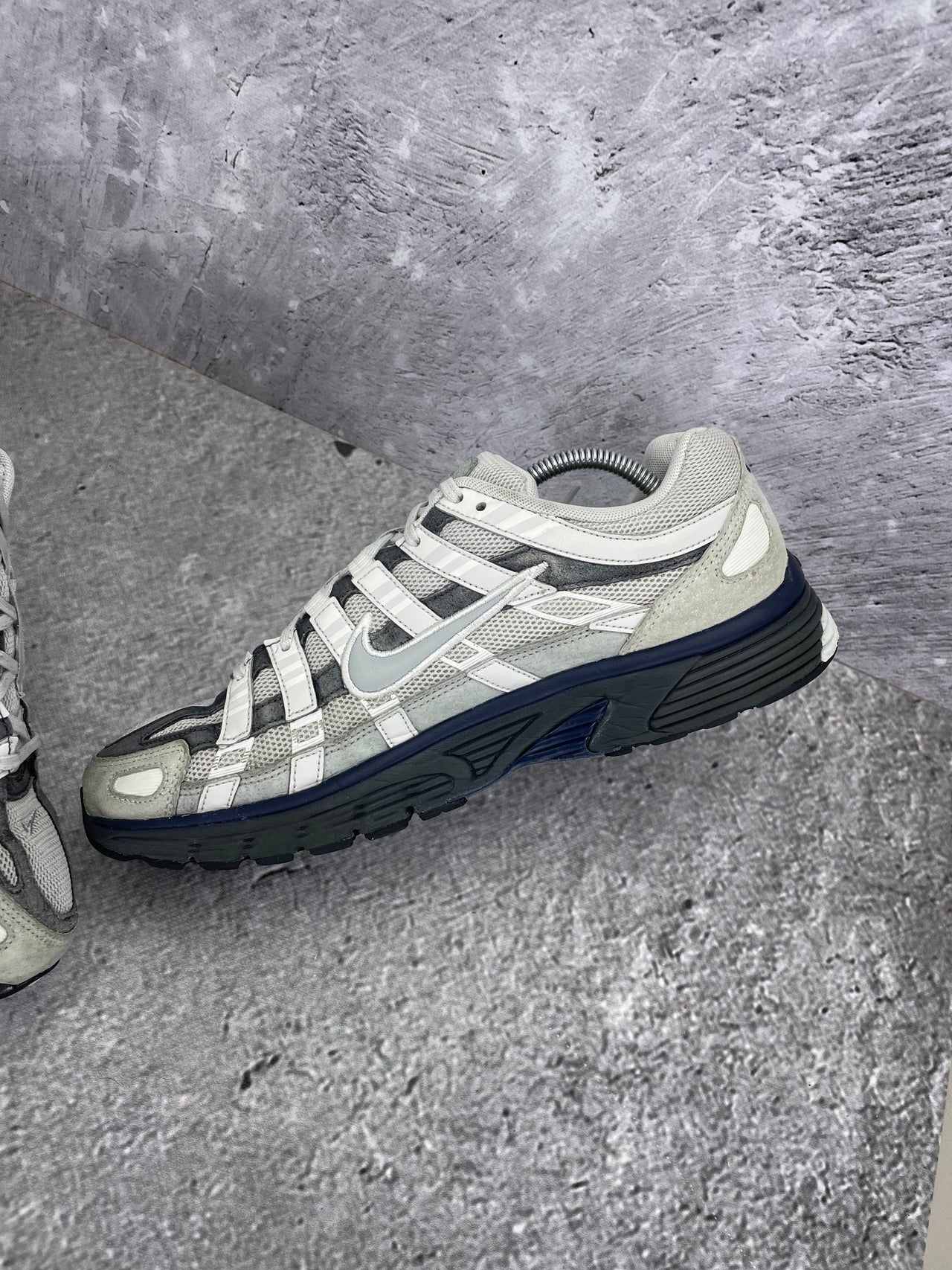 Nike P-6000 Photon Dust Anthracite - buty sportowe, wewnętrzny panel prawego buta