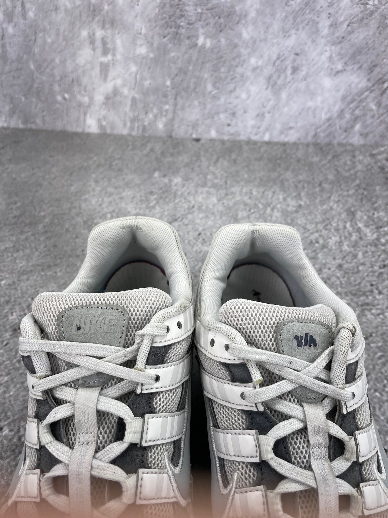 Nike P-6000 Photon Dust Anthracite - buty sportowe, zapiętki butów