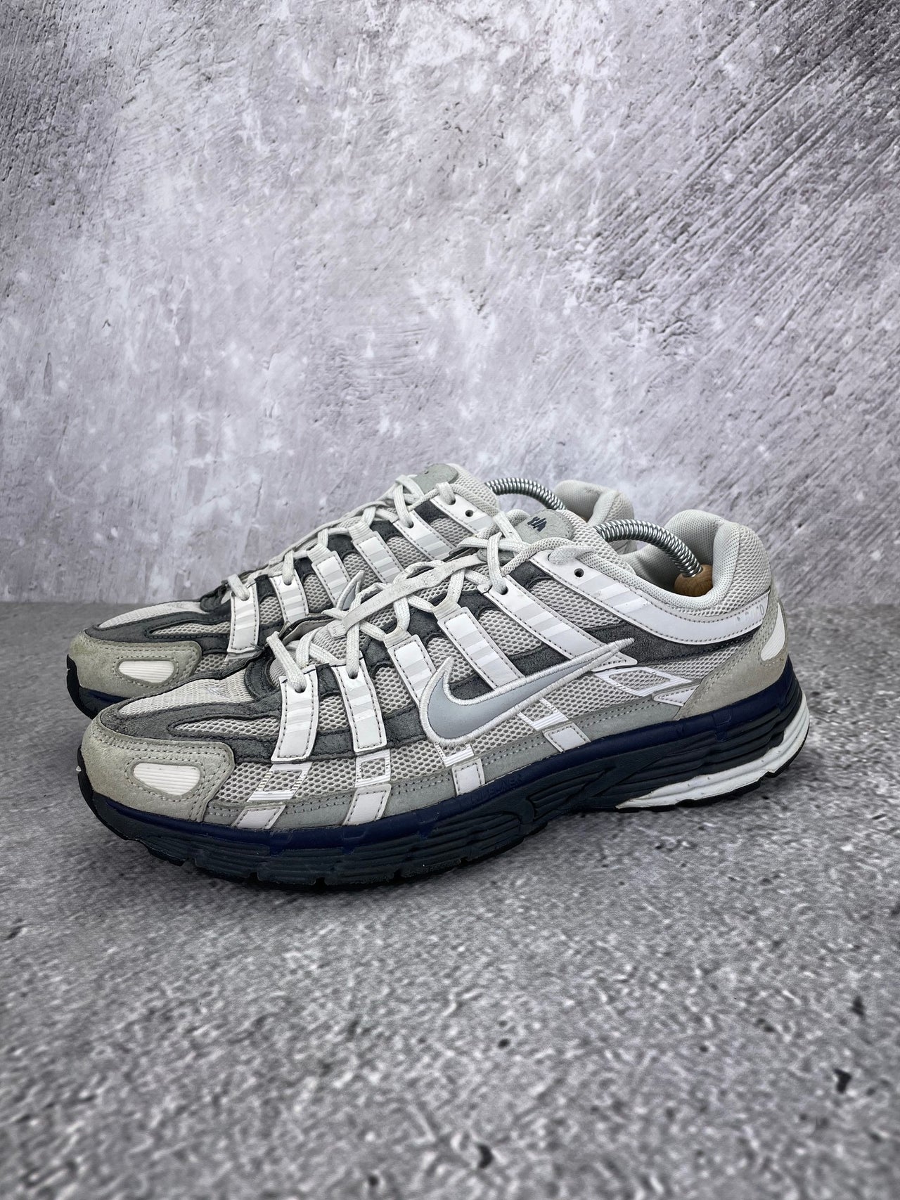Nike P-6000 Photon Dust Anthracite - buty sportowe, widok z boku na tle studyjnym