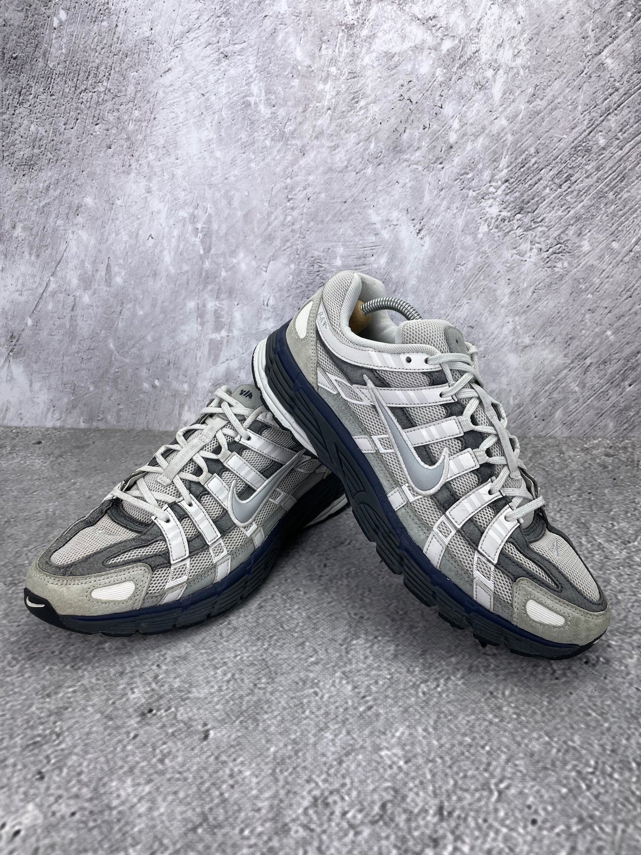 Nike P-6000 Photon Dust Anthracite - buty sportowe, para butów, widok z boku na tle studyjnym