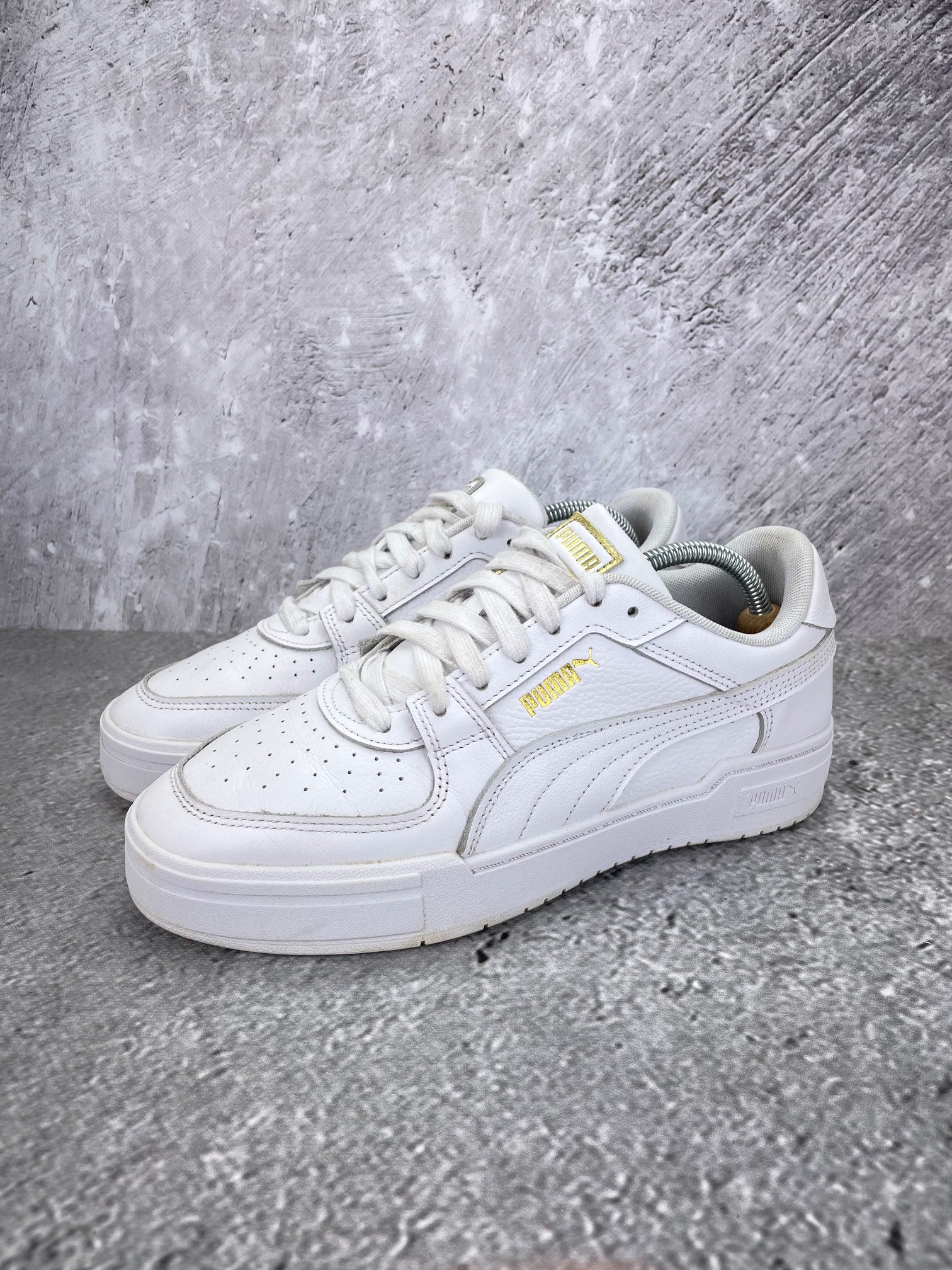 Calvin Klein Jeans Classic Cupsole Low Mix MG 402366-01 - buty sportowe, widok z boku na tle studyjnym