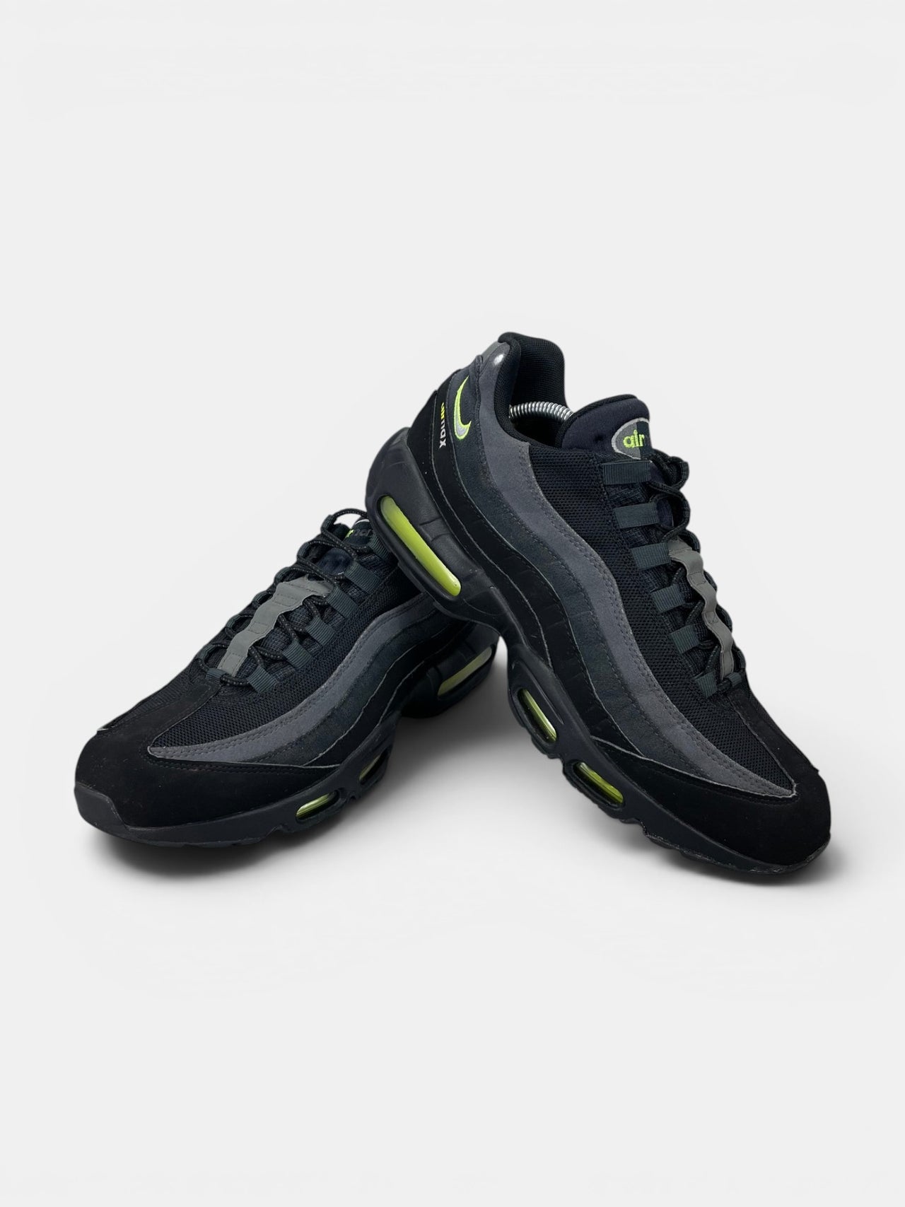 Nike Air Max 95 Black Volt - buty sportowe, boczny profil