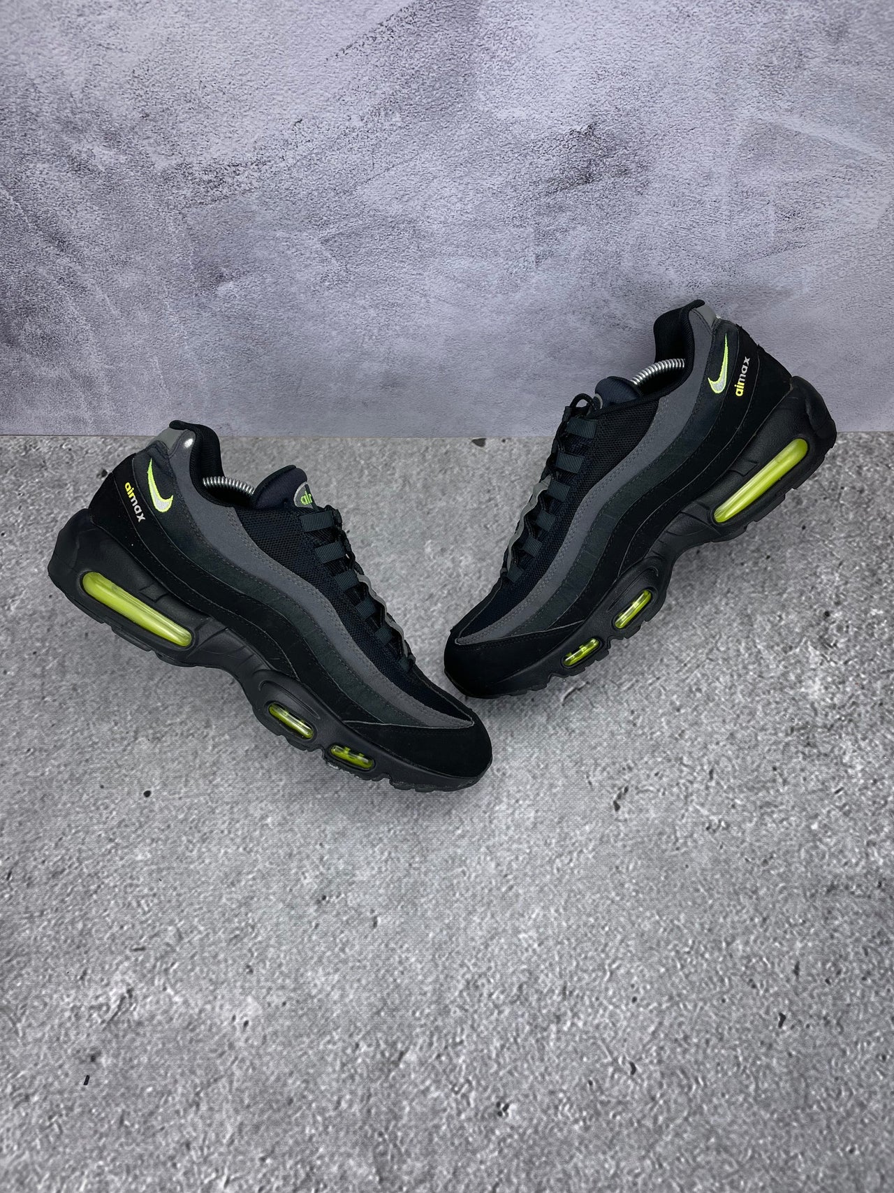 Nike Air Max 95 Black Volt - buty sportowe, widok z góry na zewnętrzną stronę butów