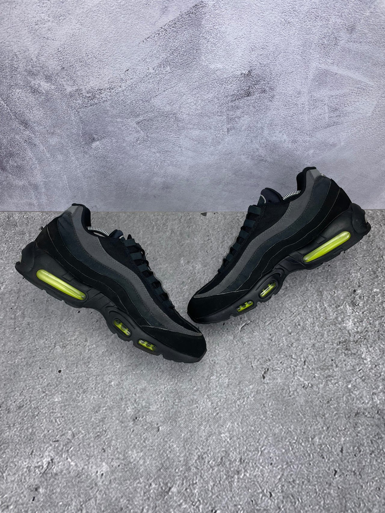 Nike Air Max 95 Black Volt - buty sportowe, zewnętrzny panel prawego buta
