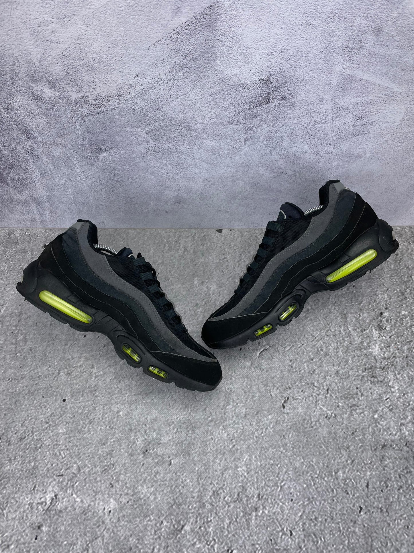 Nike Air Max 95 Black Volt - buty sportowe, zewnętrzny panel prawego buta