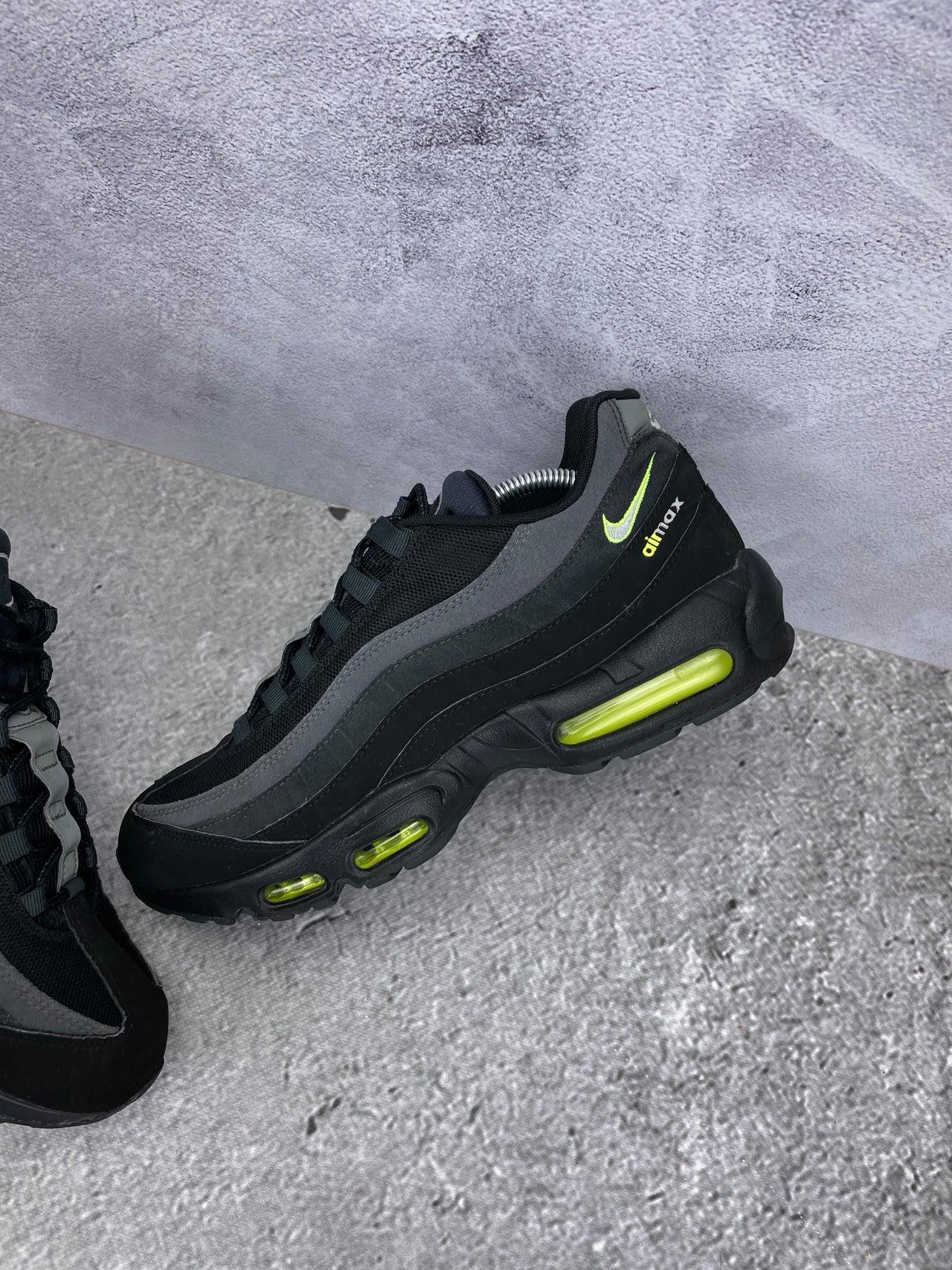 Nike Air Max 95 Black Volt - buty sportowe, widok z góry na wewnętrzną stronę butów