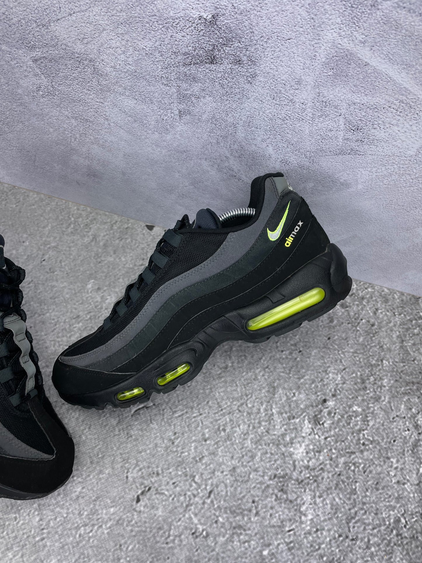 Nike Air Max 95 Black Volt - buty sportowe, widok z góry na wewnętrzną stronę butów