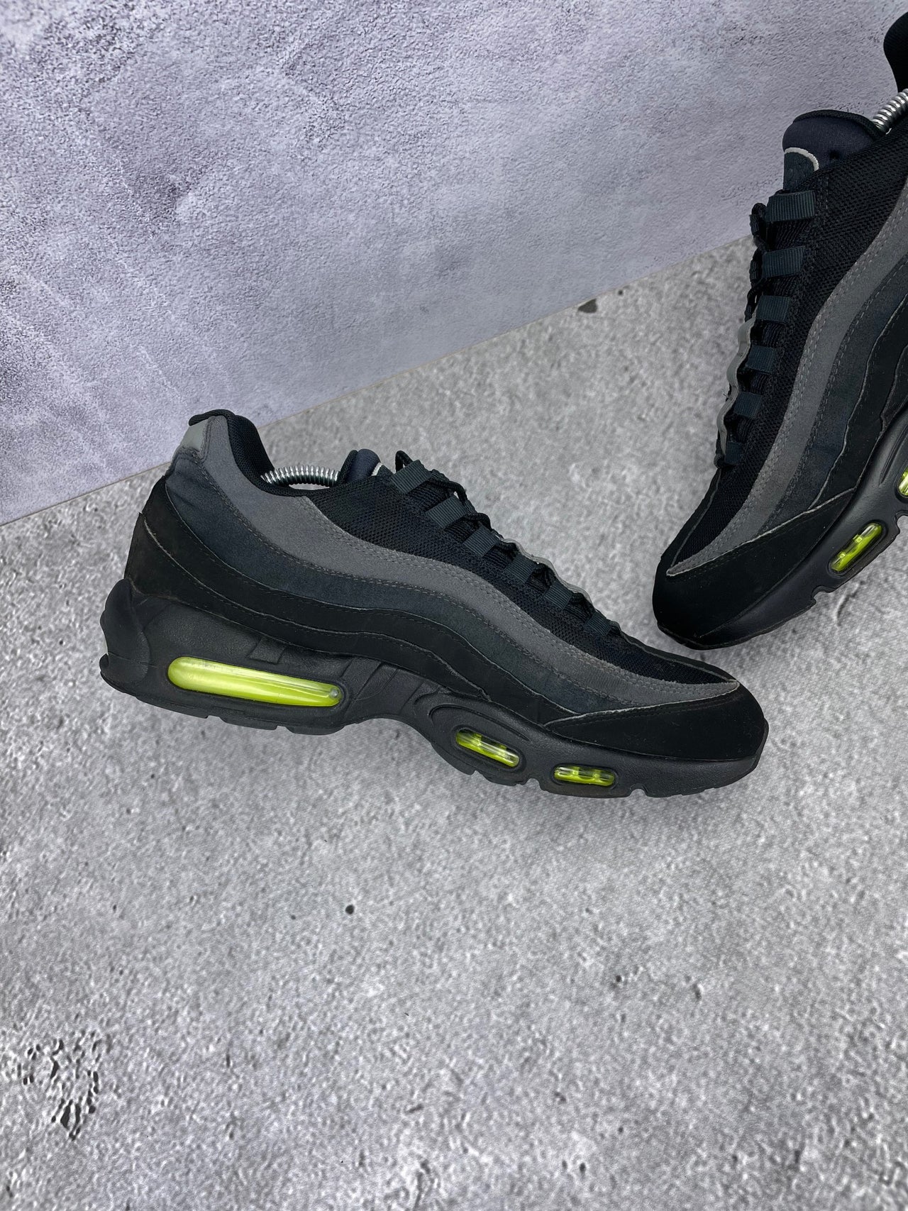 Nike Air Max 95 Black Volt - buty sportowe, wewnętrzny panel lewego buta