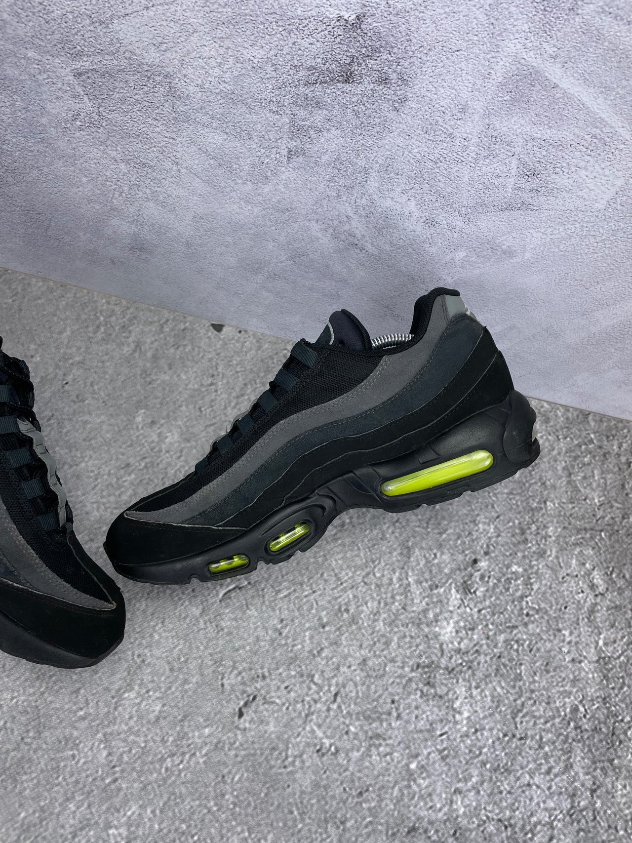 Nike Air Max 95 Black Volt - buty sportowe, wewnętrzny panel prawego buta