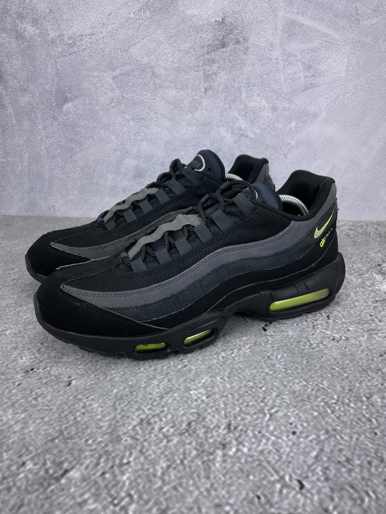 Nike Air Max 95 Black Volt - buty sportowe, widok z boku na tle studyjnym