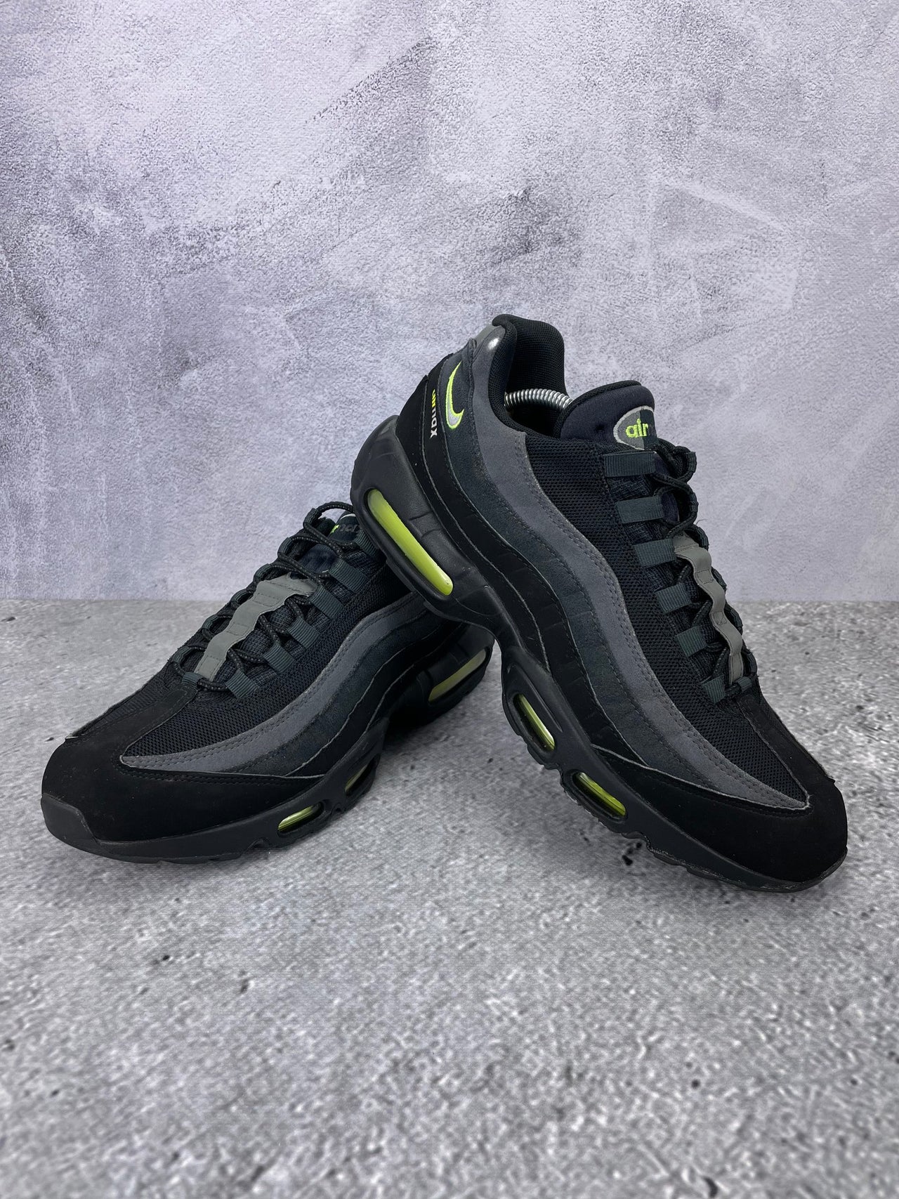 Nike Air Max 95 Black Volt - buty sportowe, para butów, widok z boku na tle studyjnym