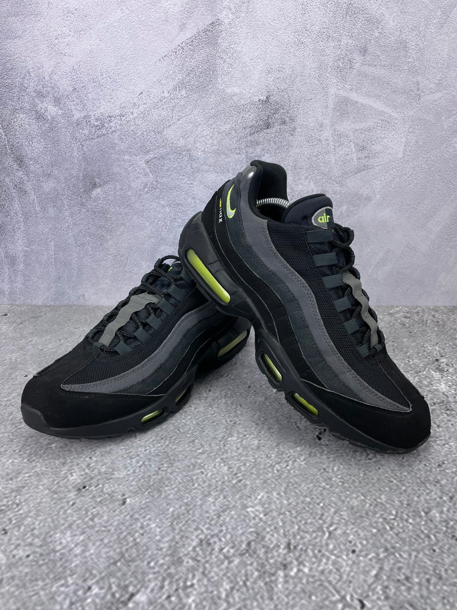 Nike Air Max 95 Black Volt - buty sportowe, para butów, widok z boku na tle studyjnym