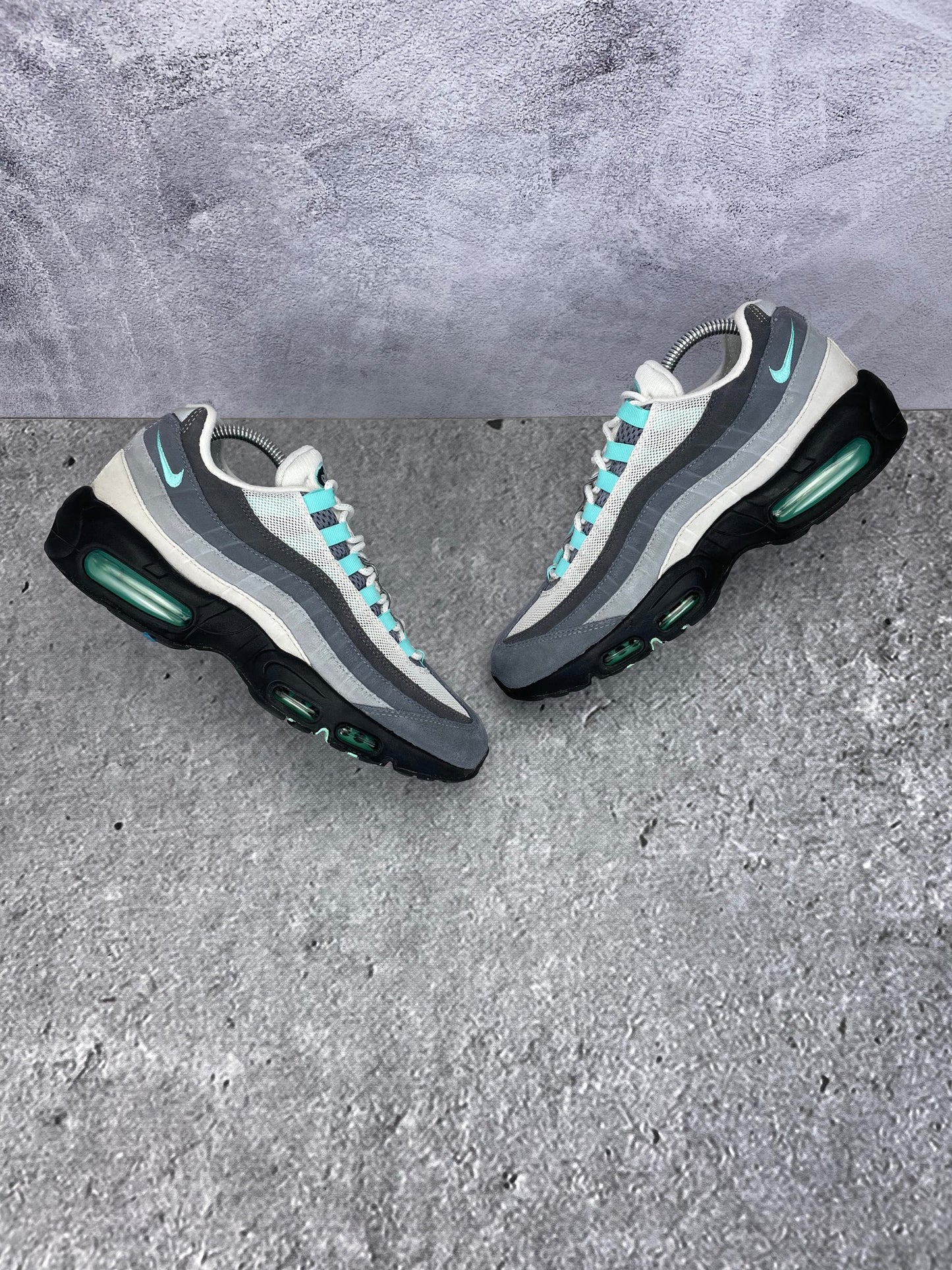 Nike Air Max 95 Hyper Turquoise - buty sportowe, widok z góry na zewnętrzną stronę butów