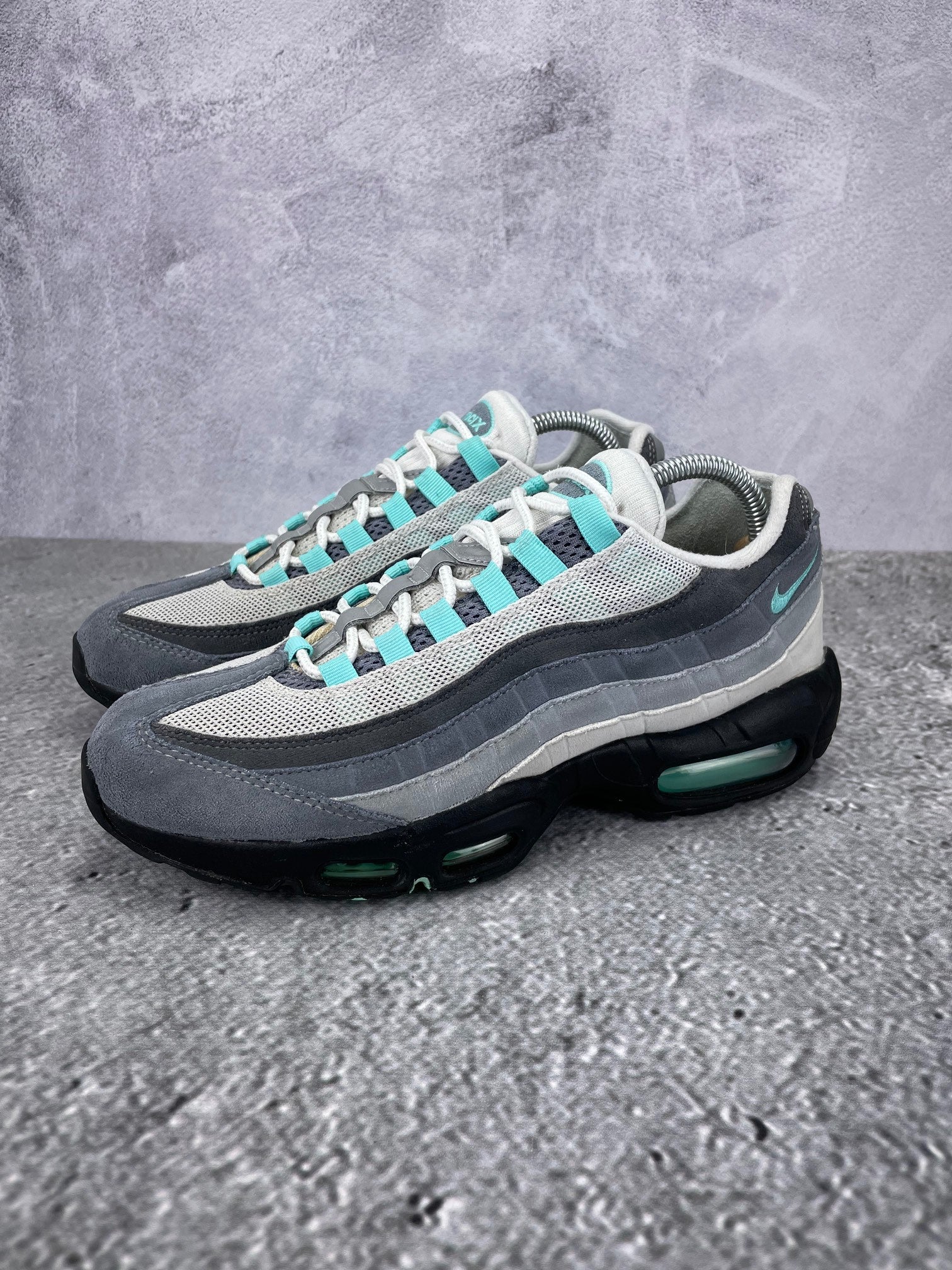 Nike Air Max 95 Hyper Turquoise - buty sportowe, widok z boku na tle studyjnym