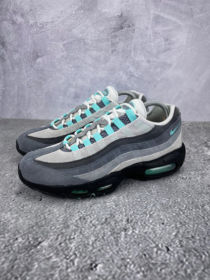 Nike Air Max 95 Hyper Turquoise - buty sportowe, widok z boku na tle studyjnym