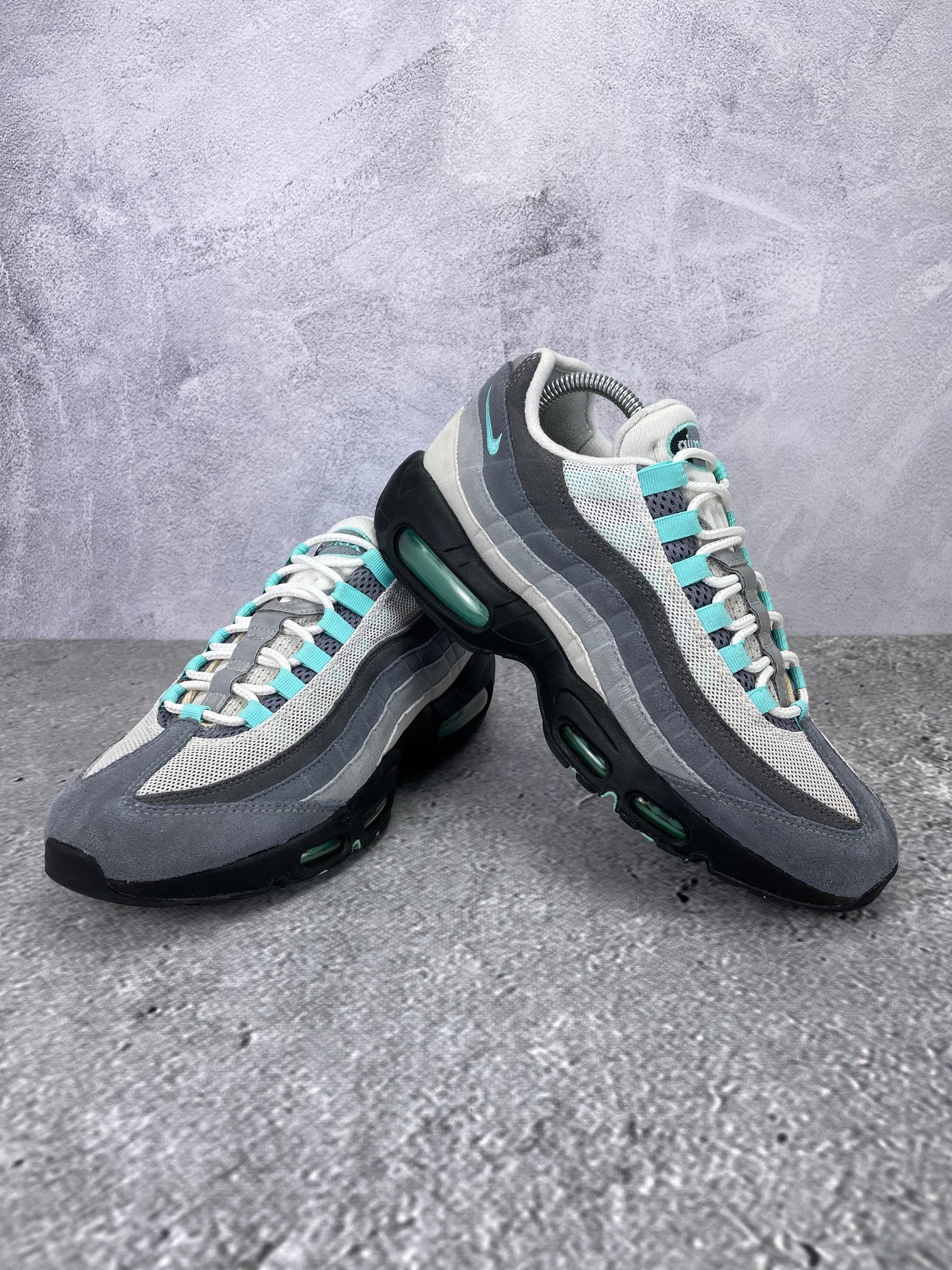 Nike Air Max 95 Hyper Turquoise - buty sportowe, para butów, widok z boku na tle studyjnym