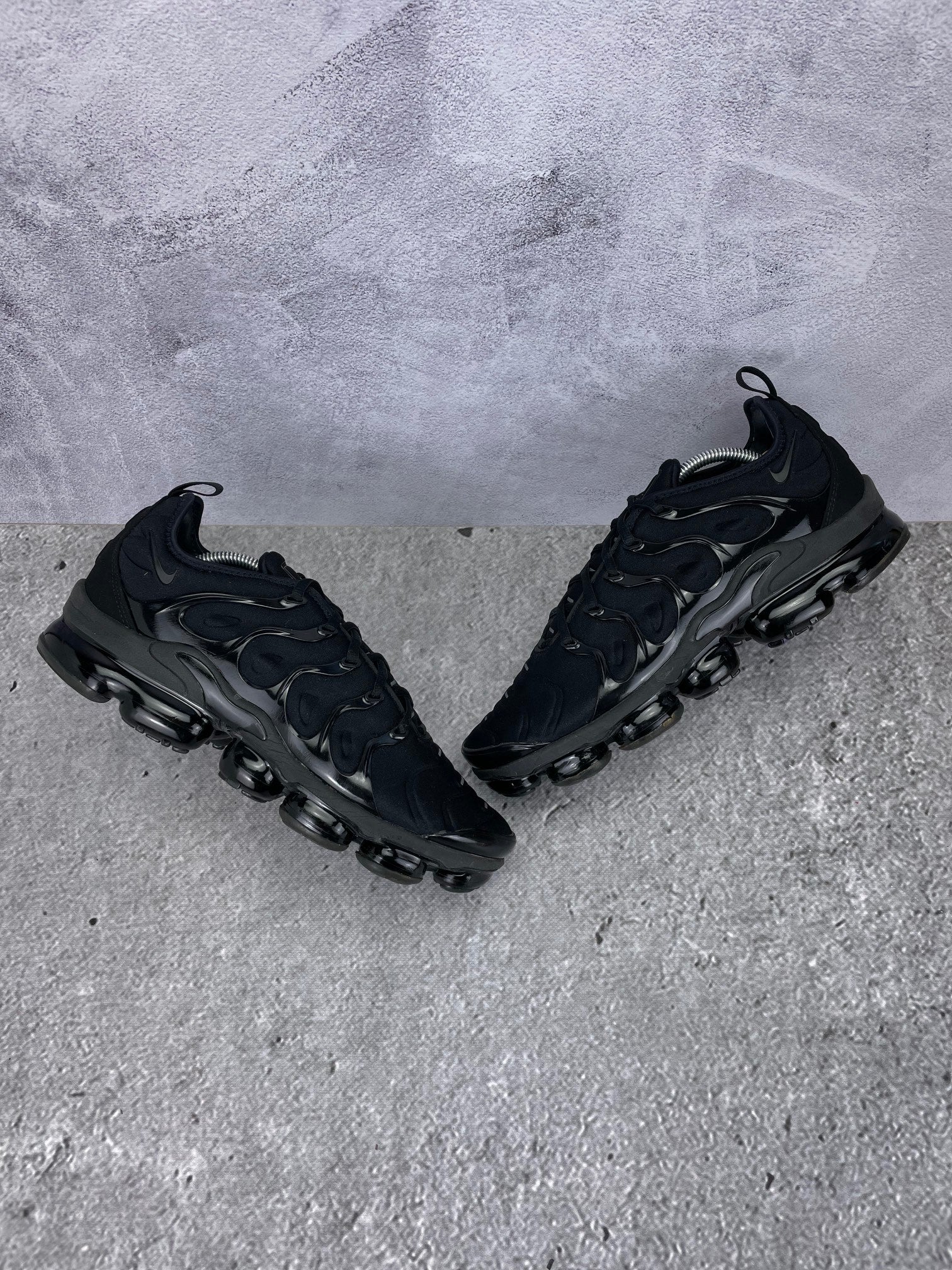 Nike Air VaporMax Plus Triple Black - buty sportowe, widok z góry na zewnętrzną stronę butów