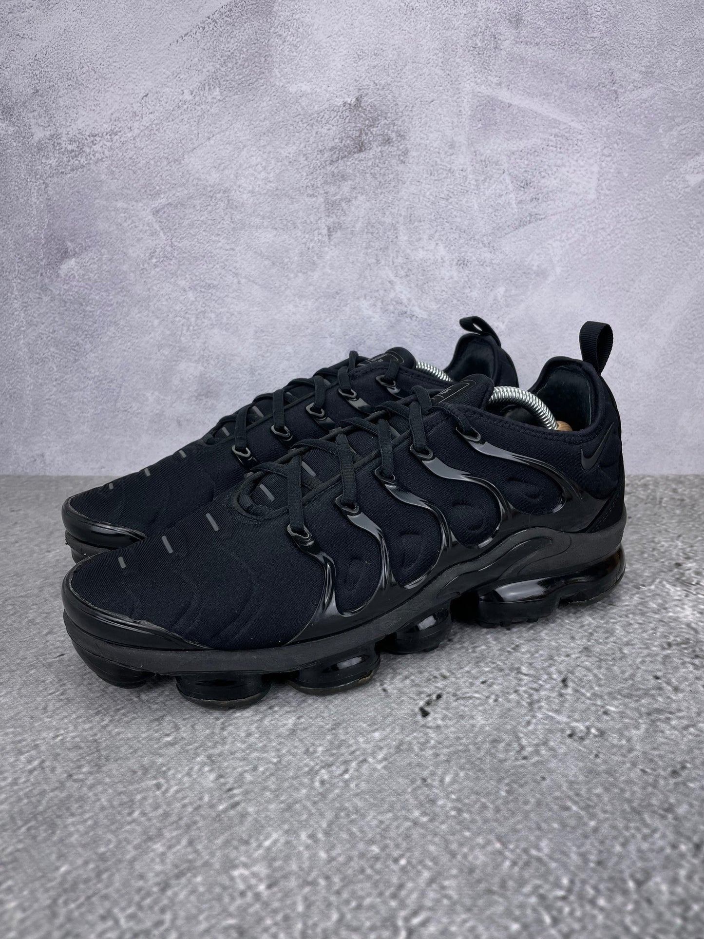 Nike Air VaporMax Plus Triple Black - buty sportowe, widok z boku na tle studyjnym
