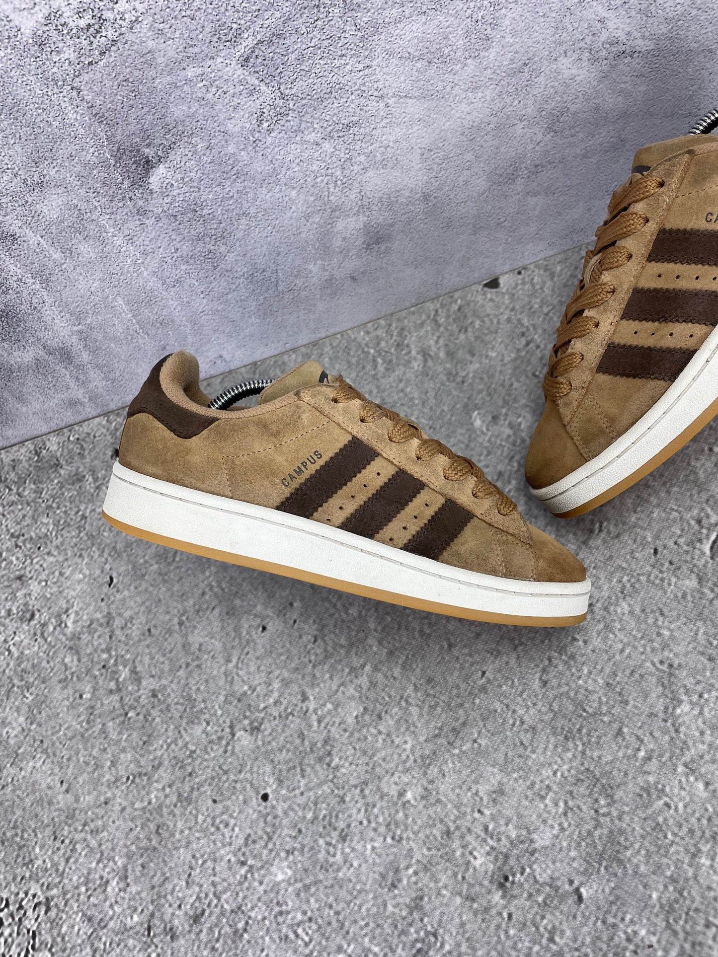 Adidas Campus 00s JI1022 - buty sportowe, zewnętrzny panel lewego buta