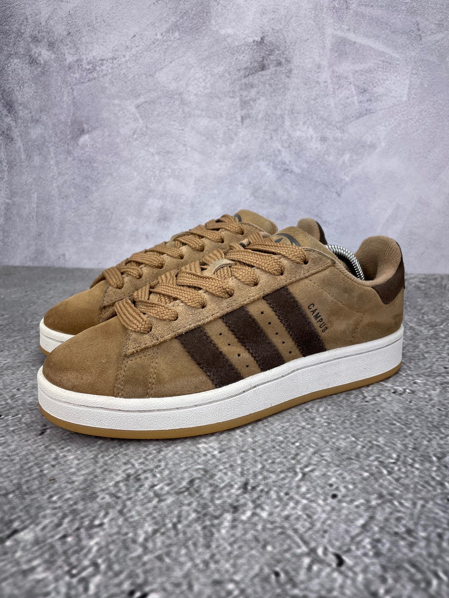 Adidas Campus 00s JI1022 - buty sportowe, widok z boku na tle studyjnym