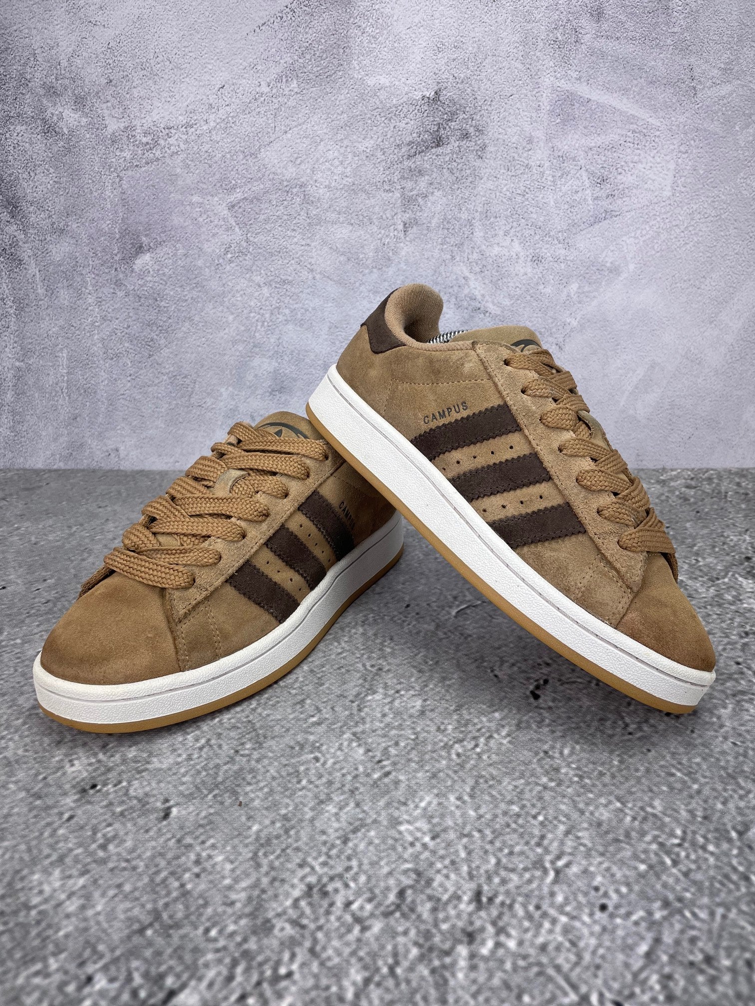 Adidas Campus 00s JI1022 - buty sportowe, para butów, widok z boku na tle studyjnym