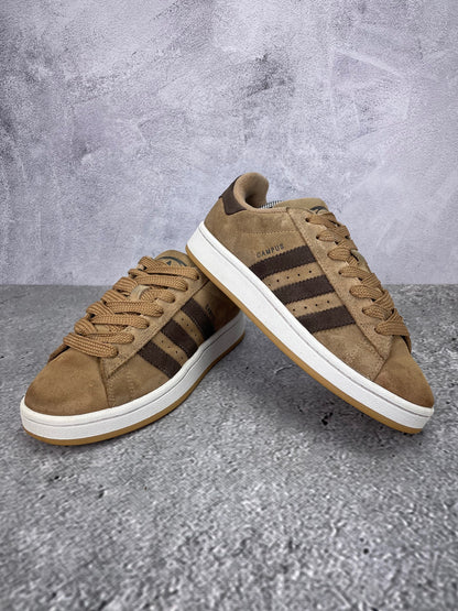 Adidas Campus 00s JI1022 - buty sportowe, para butów, widok z boku na tle studyjnym