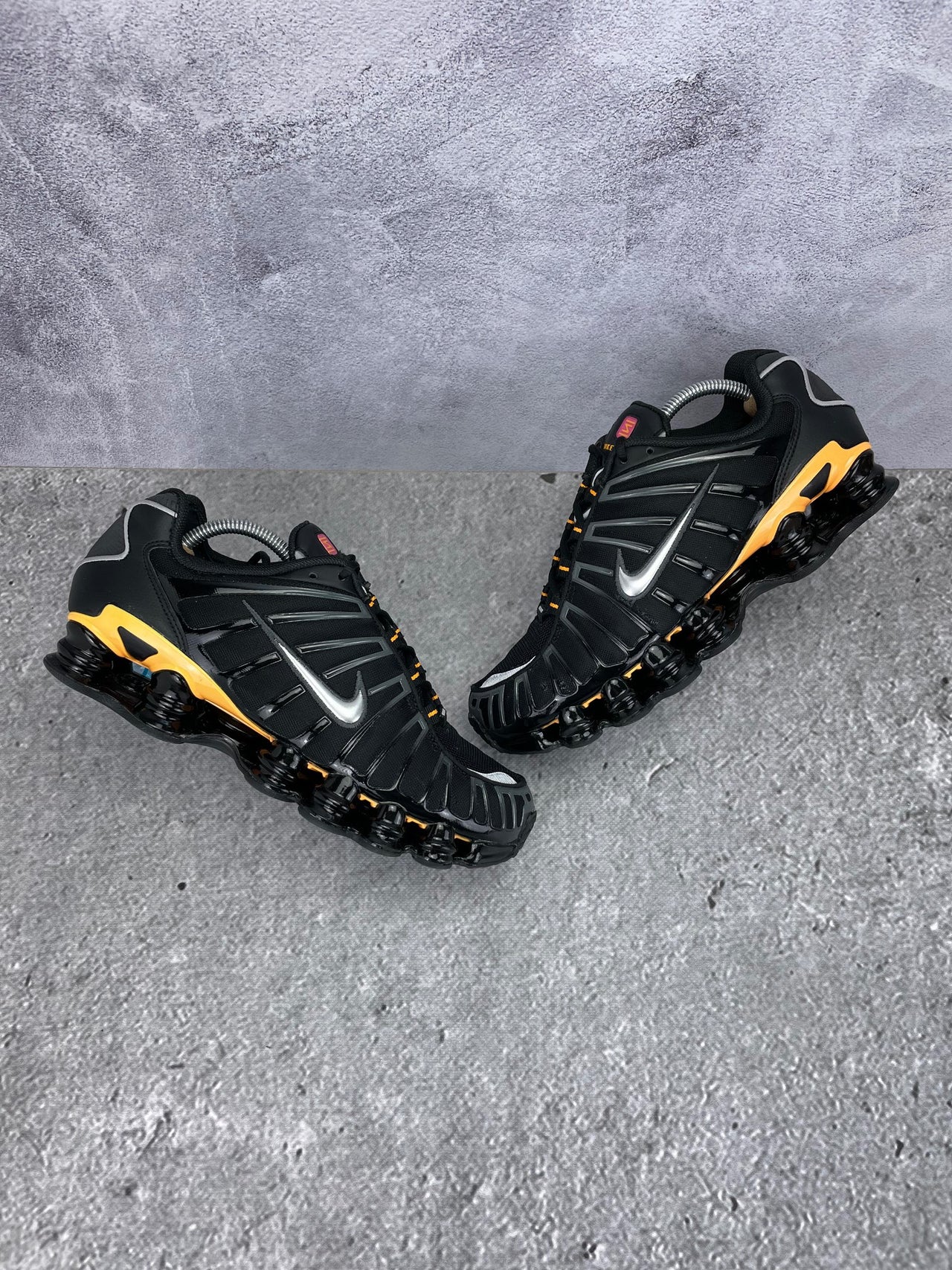 Nike Shox TL IF7119-001 - buty sportowe, widok z góry na zewnętrzną stronę butów